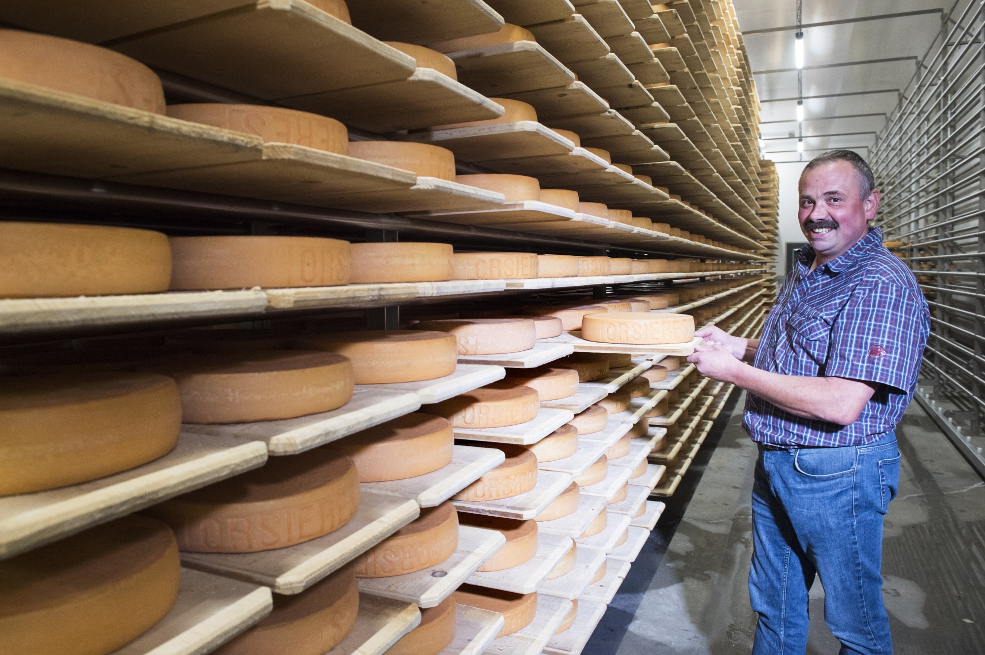 La nouvelle laiterie d'Orsières - le président Benoît Tornay dans la cave à fromages sur notre photo - a officiellement ouvert ses portes ce samedi 15 août.