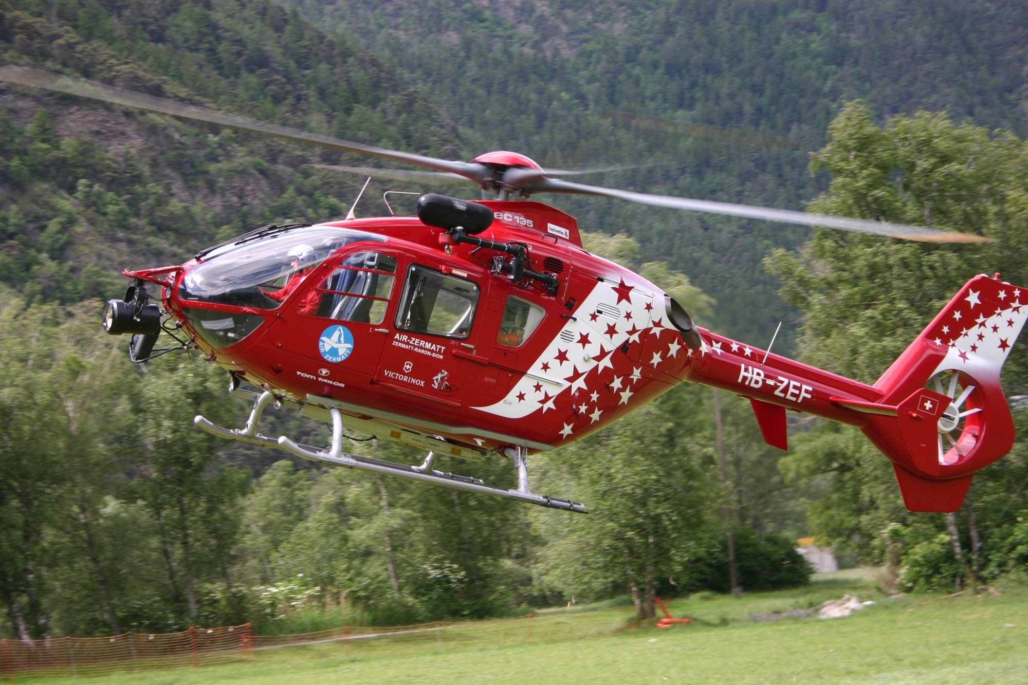 Après avoir été blessée par un trampoline, la victime a dû être acheminée par un hélicoptère de Air Zermatt à l'Hôpital de l'Ile à Berne.