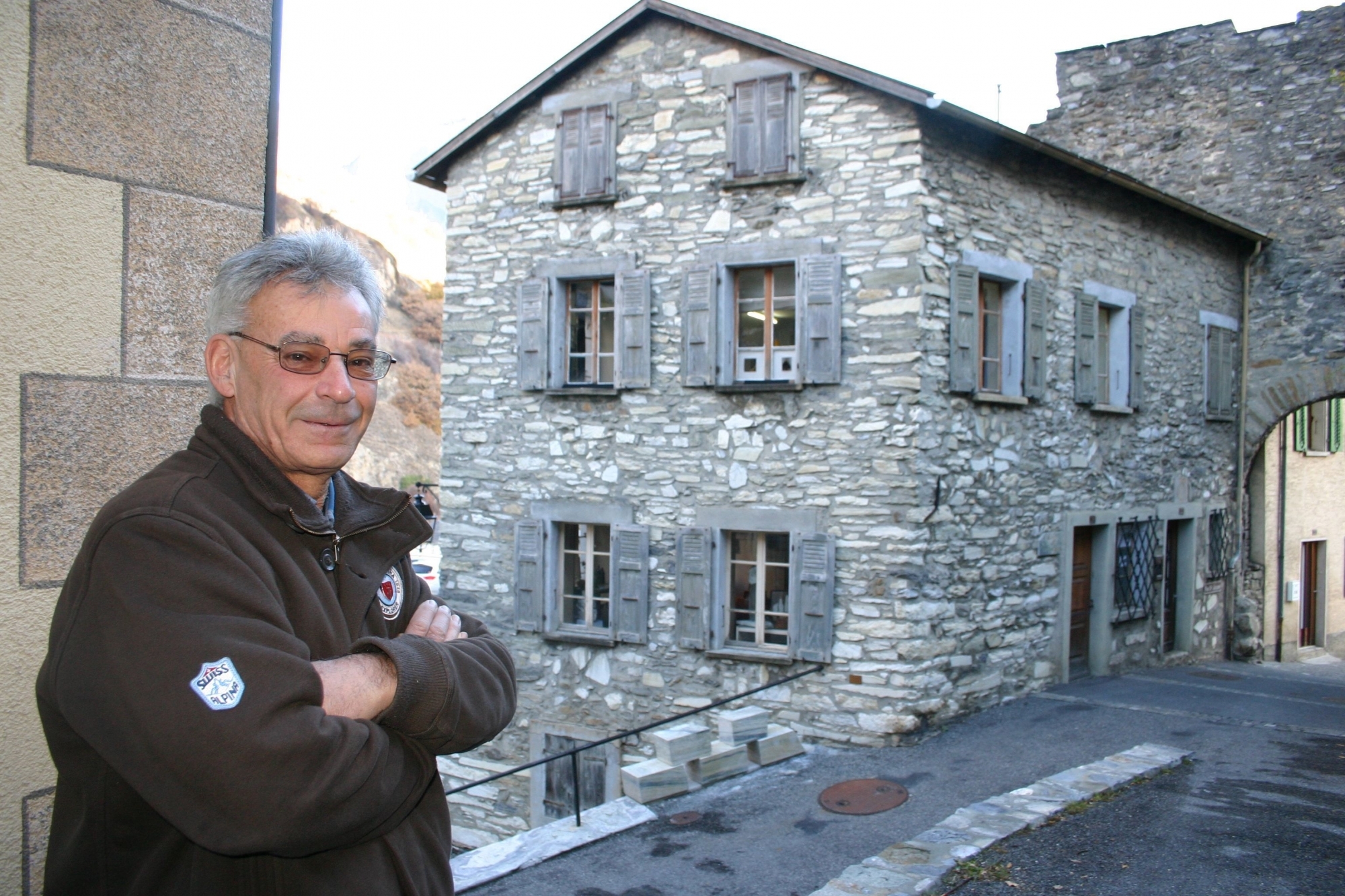 Bernard Luisier, président de l'AAM, devant la Maison du marbre aménagée au cœur du bourg médiéval.