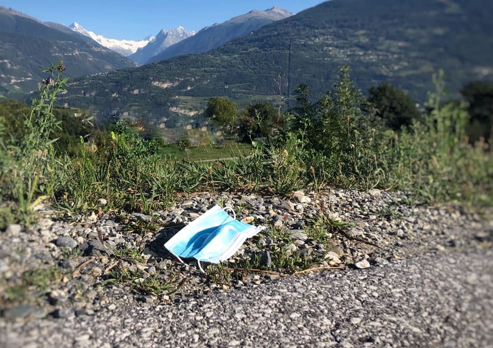 Les masques doivent être jetés dans une poubelle, pas dans la nature.