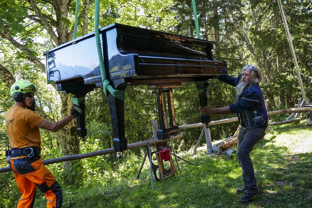 Jean-Marie Grillon vient de se faire livrer son piano à queue, par hélicoptère.