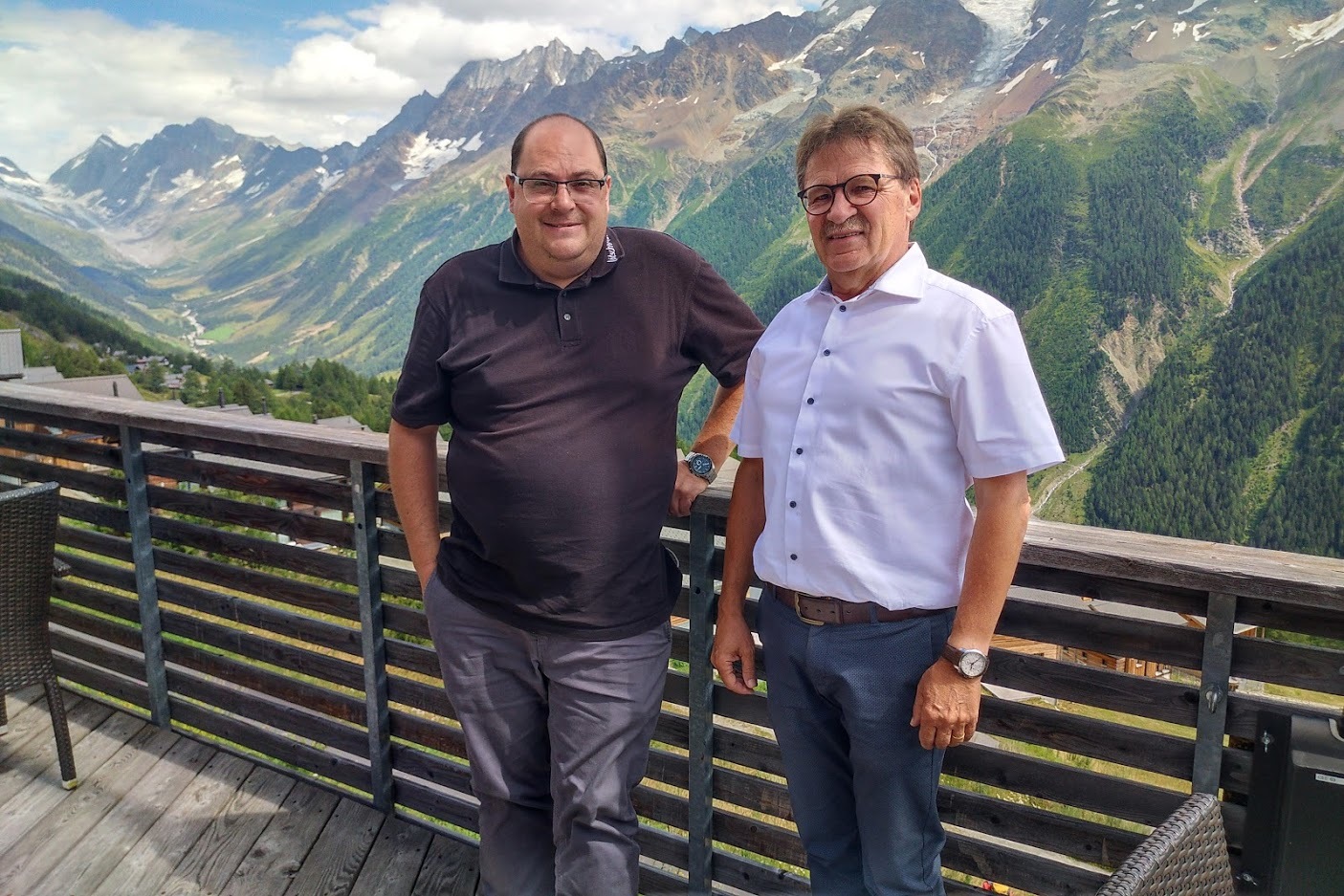 Le directeur de l'office du tourisme, Adrian Schnyder et celui des remontées mécaniques, Karl Rorth posent devant le grandiose paysage de leur vallée.