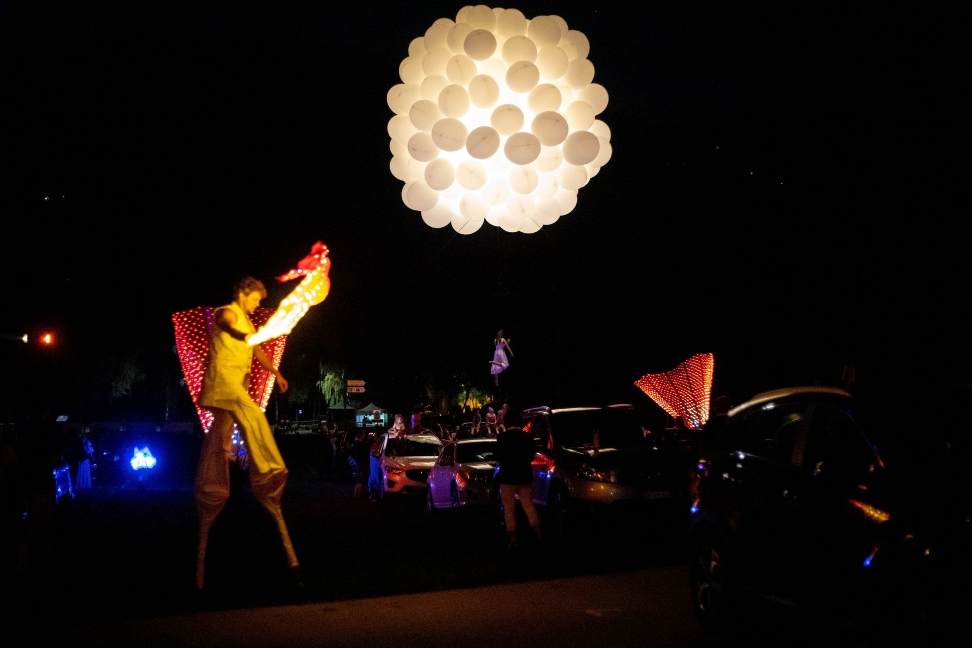 Une acrobate qui se produit avec une grappe de ballons, des personnages lumineux et d'autres surprises ont rythmé les deux soirées.