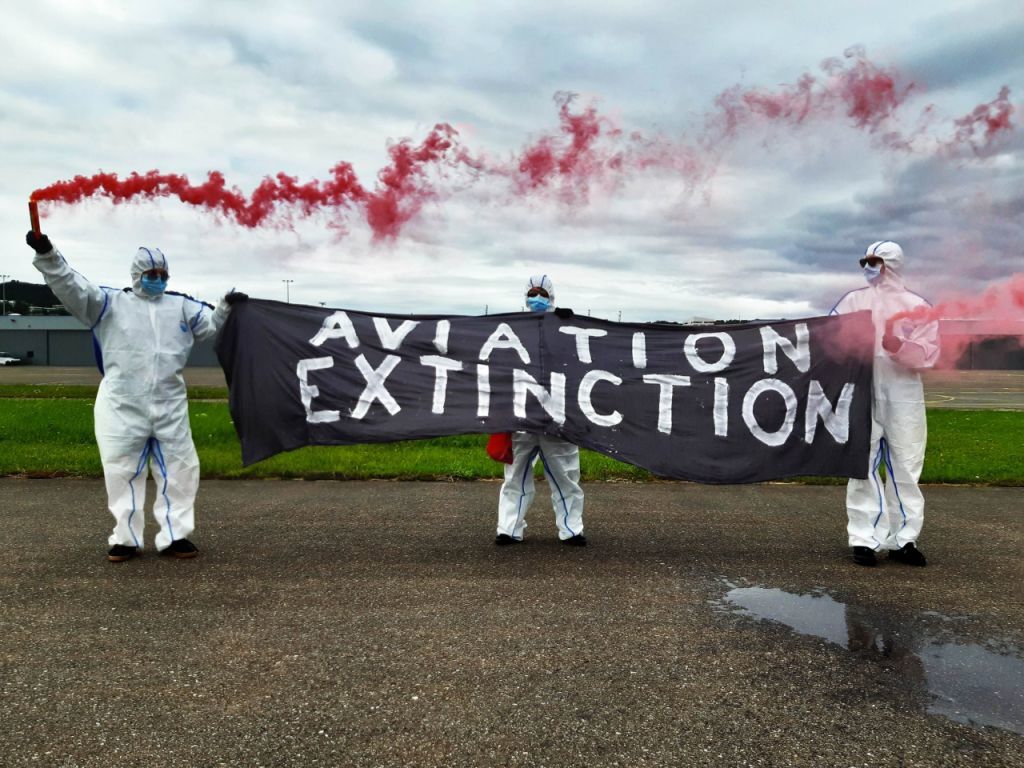 La demi-douzaine de jeunes du mouvement Extinction Rebellion est entrée vers 07h30 sur le tarmac, y déversant de l'huile teintée de rouge et affichant une large banderole.