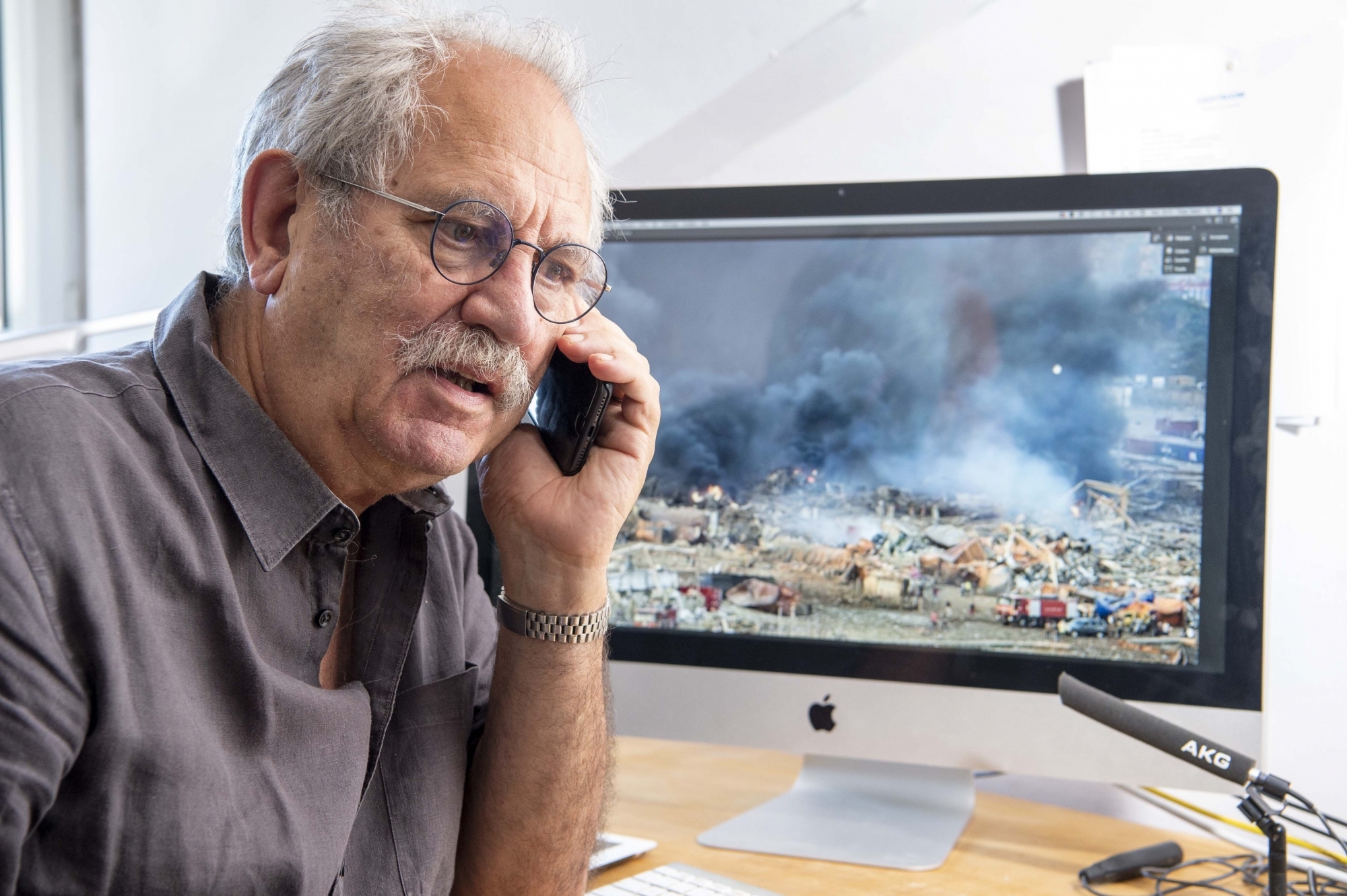 Yves Tabin, président de l'association Elias, au téléphone avec Jihane Sfeir, membre de l'association et Libanaise d'origine, à Beyrouth au moment de l'explosion.