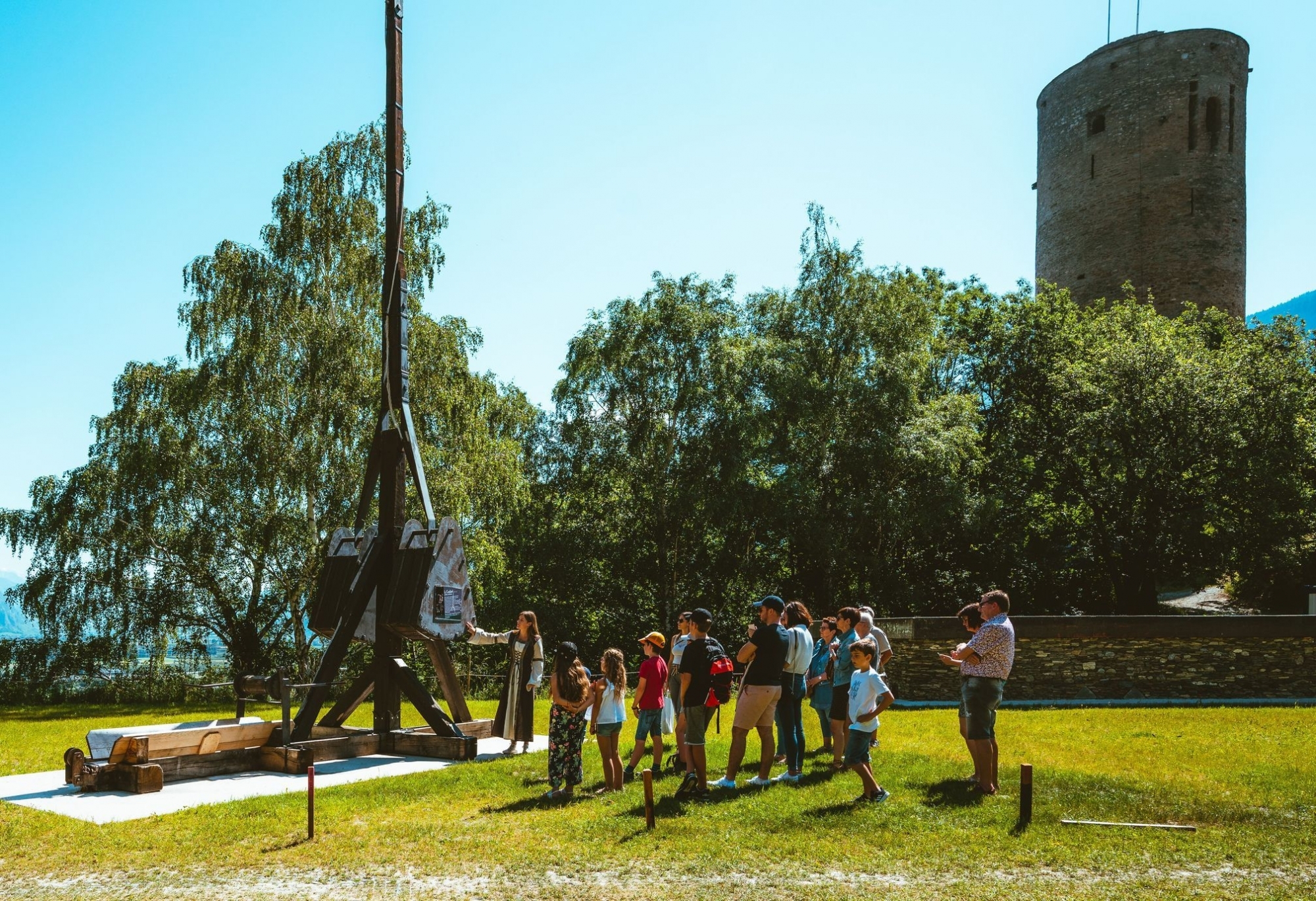 La visite du château et de ses machines de guerre est au programme de la saison estivale.