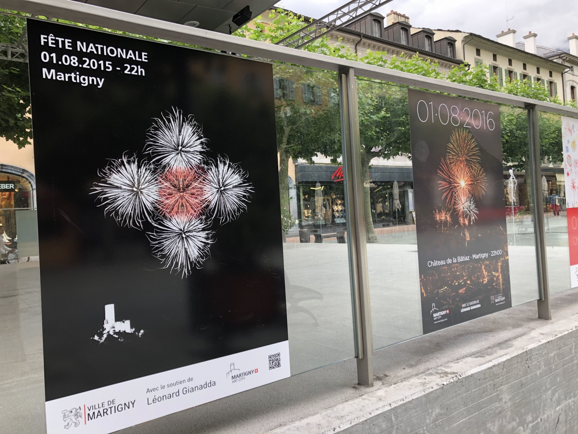 Photos et affiches occupent notamment la place Centrale jusqu'à la fin août.