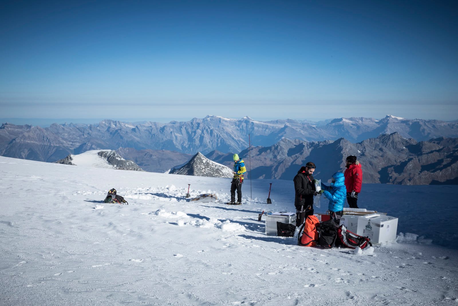 A 4100 mètres d'altitude, une équipe de huit personnes se chargera d'extraire trois carottes de glace parallèle.