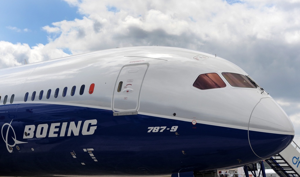 Le Boeing 787 Dreamliner (ici en 2014 en Angleterre) est le dernier de la famille à connaître des problèmes.