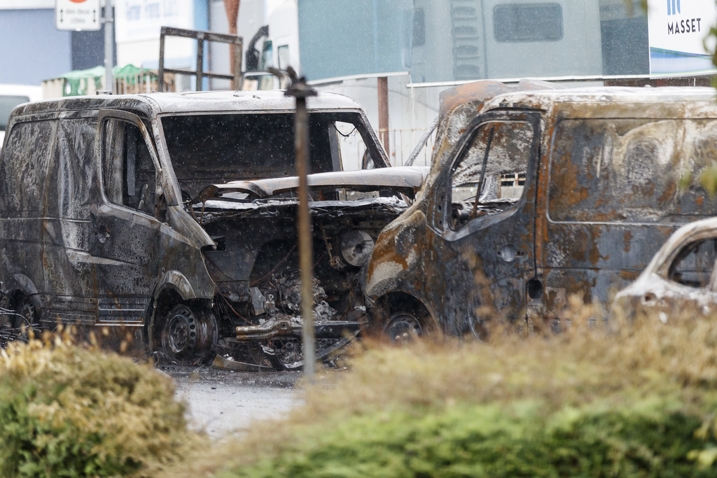 Les pompiers sont seulement intervenus auprès du fourgon incendié par les malfaiteurs (illustration).