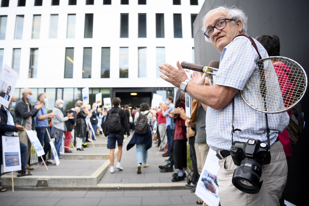 Les activistes du climat ont été accueillis par une haie d'honneur.