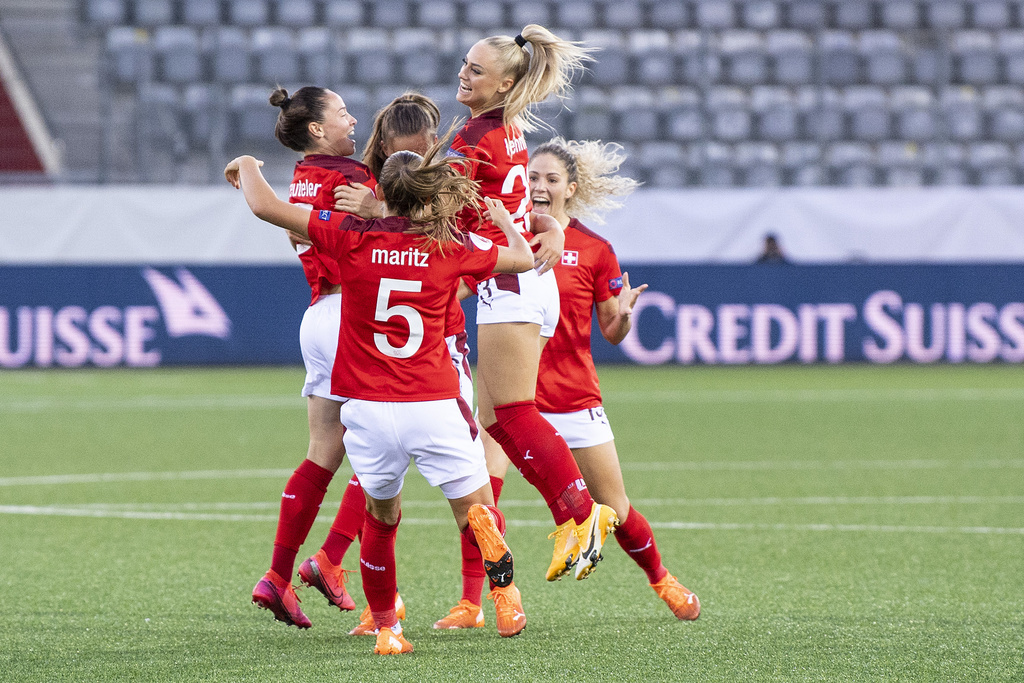 Les Suissesses célèbrent le premier but de leur équipe.