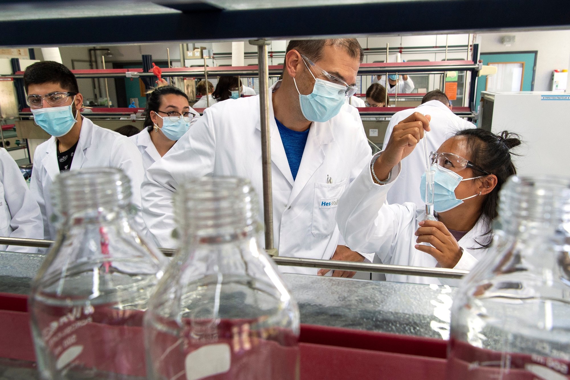 Le contact entre professeur et étudiant est privilégié, dans les laboratoires comme en classe.