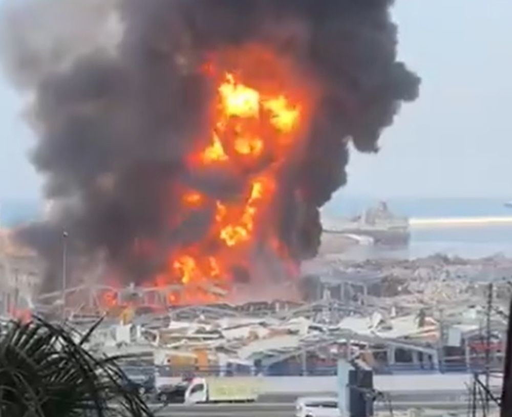 L'armée libanaise a confirmé que le feu a pris dans un entrepôt de pneus et d'huiles, dans la zone franche du port.
