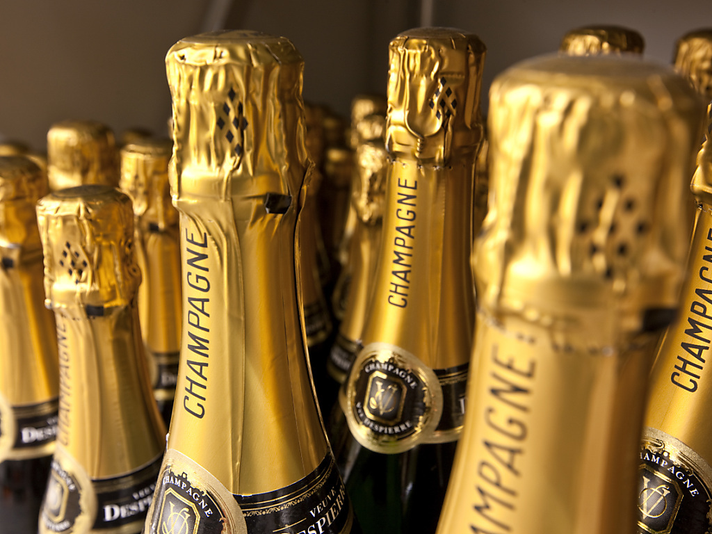 Un joueur de loterie en Suisse romande peut sabrer le champagne:  il a coché les bons numéros au Swiss Loto et remporte samedi plus de 15 millions de francs (photo prétexte).