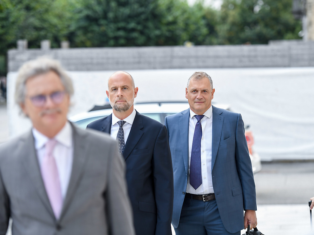 L'ancien secrétaire général Jéròme Valcke (à droite) arrive lundi matin au Tribunal pénal fédéral pour son procès.