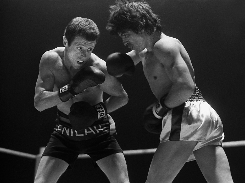 Fritz Chervet, à gauche, face à l'Italien Fernando Atzori pour la récupération du titre européen au Hallenstadion en 1973