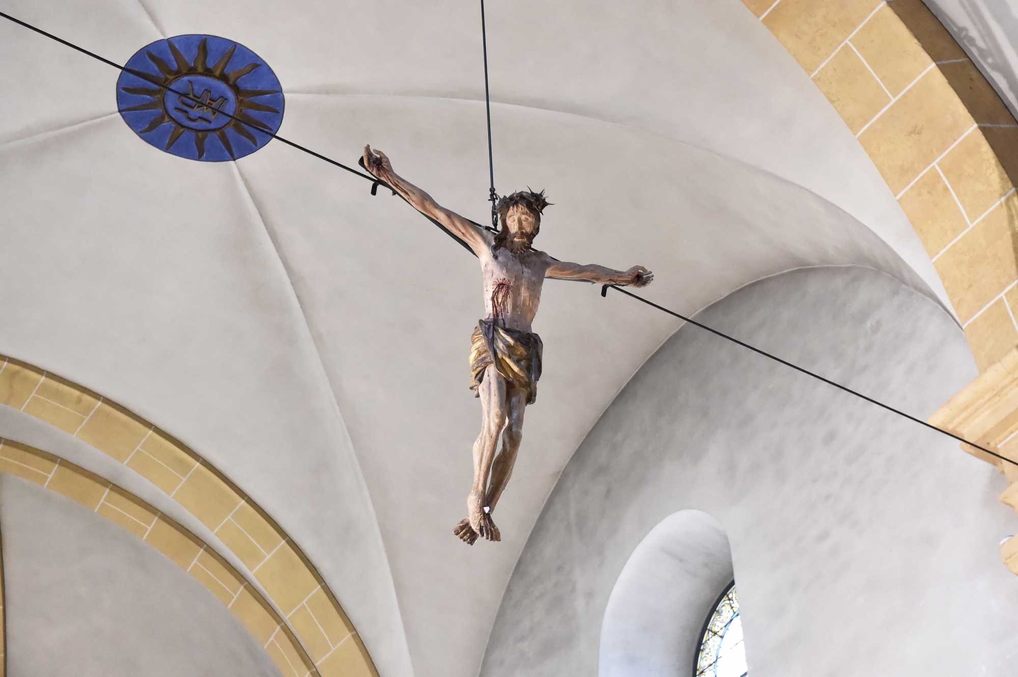 Depuis quelques semaines, le fameux crucifix de Boular est suspendu, entre ciel et terre, dans le chœur de l'Eglise paroissiale de Martigny-Ville.