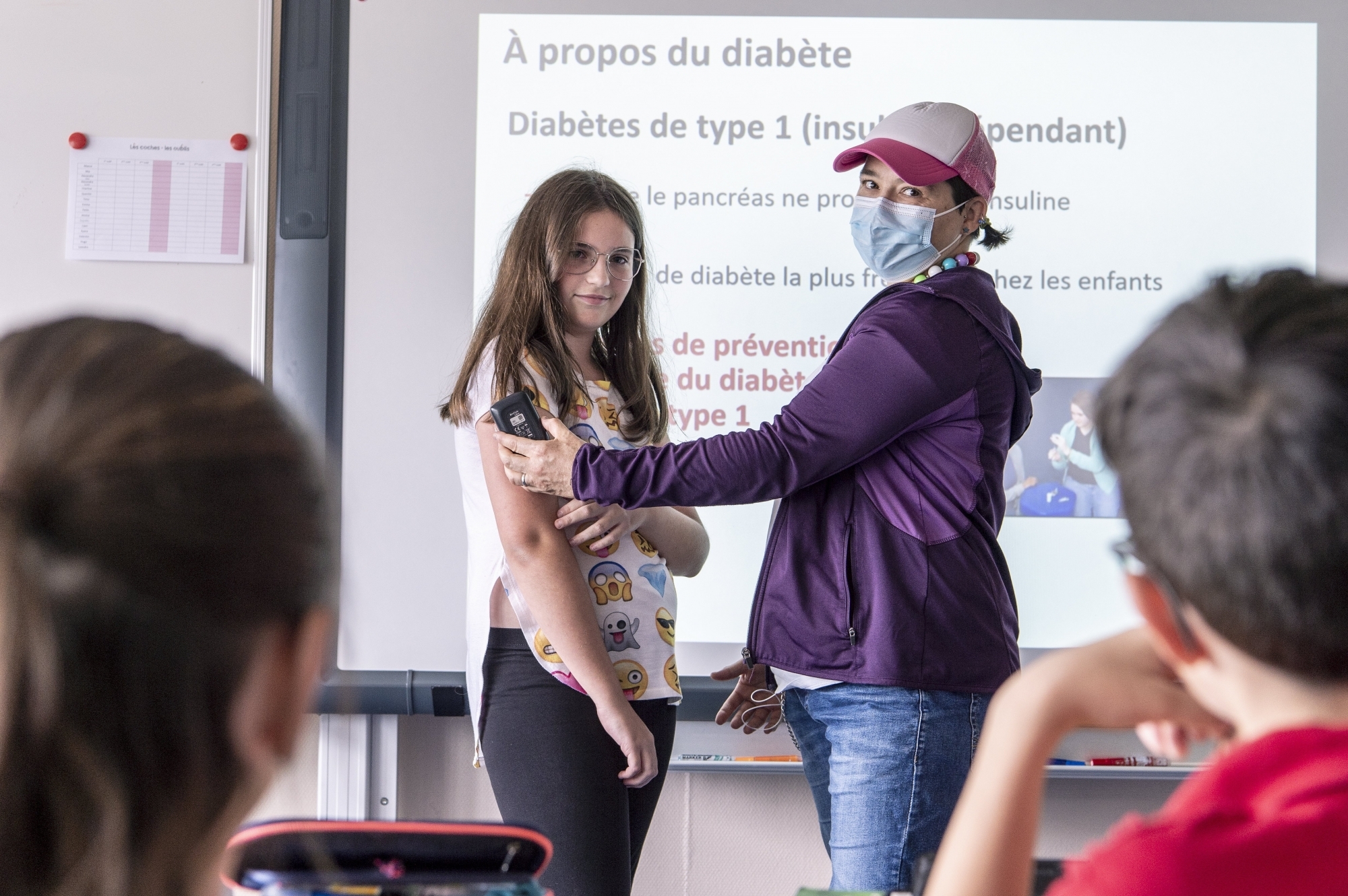 L'infirmière montre aux élèves quel système utilise Maeva pour mesurer régulièrement son taux de glycémie.