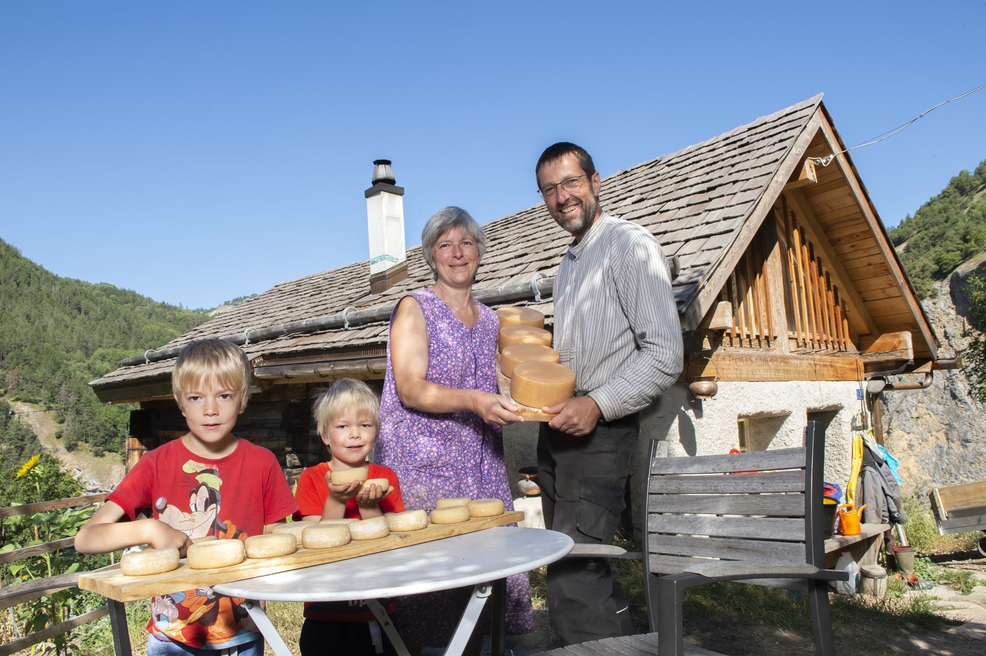 Sophie et Stéphane Jaccard, avec leurs enfants Adrien et David, vivent à l'année dans leur domaine d'agriculture de montagne.