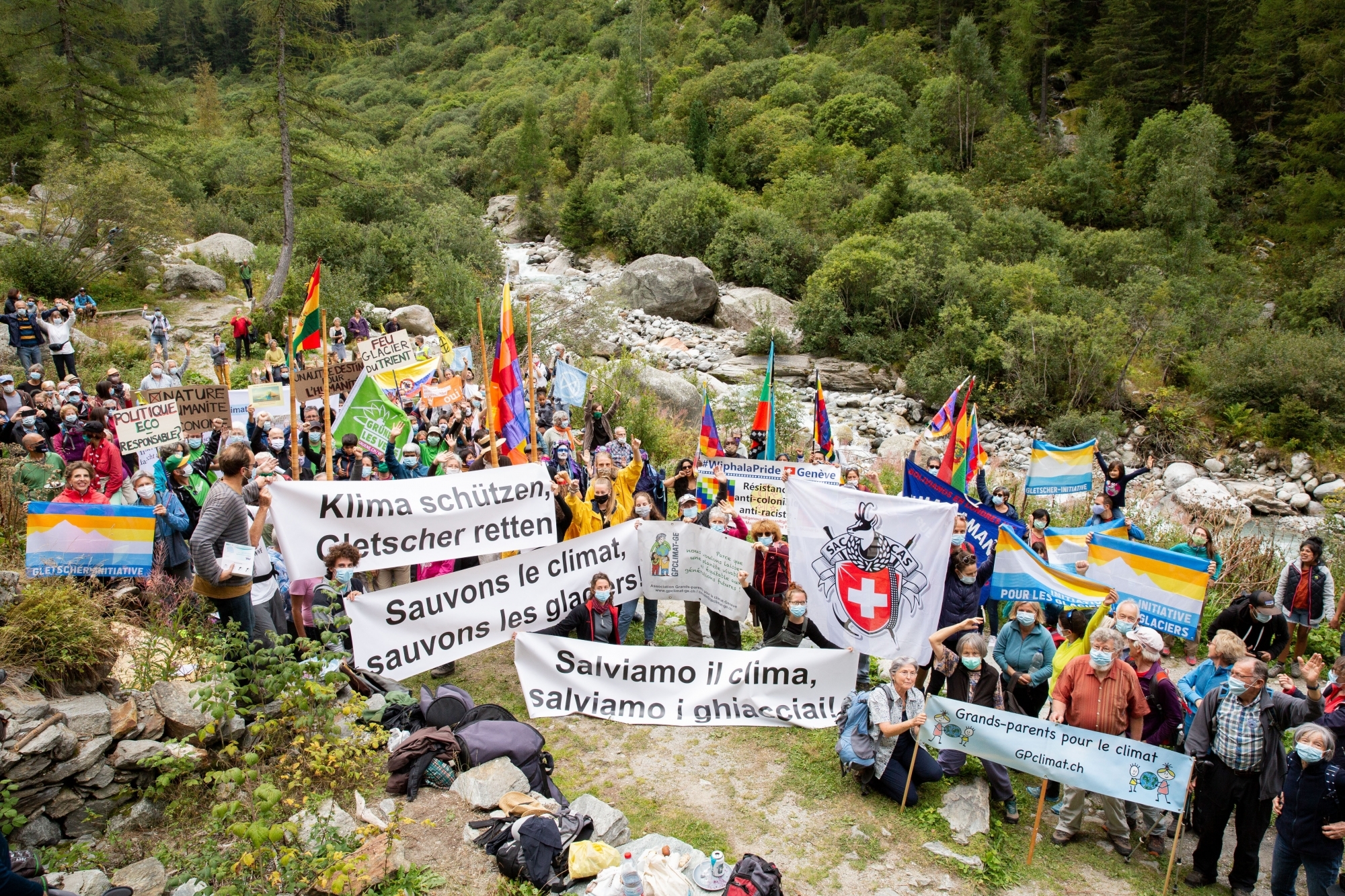Une vingtaine d'associations ou organisations engagées pour la protection du climat se sont rassemblées au pied du glacier du Trient, manifestant pour une justice climatique.
