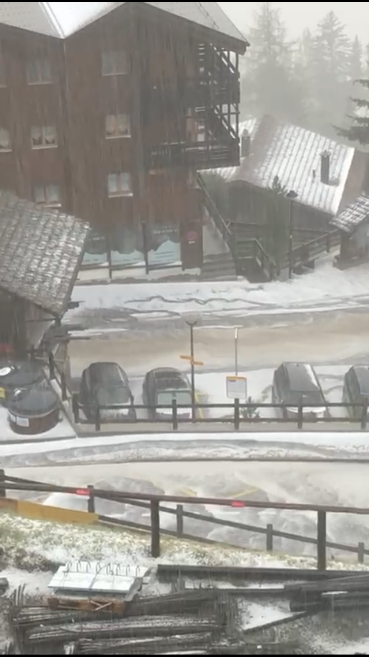 Les rues de certains villages se sont transformées en véritables cours d'eau, comme ici à Saint-Luc.