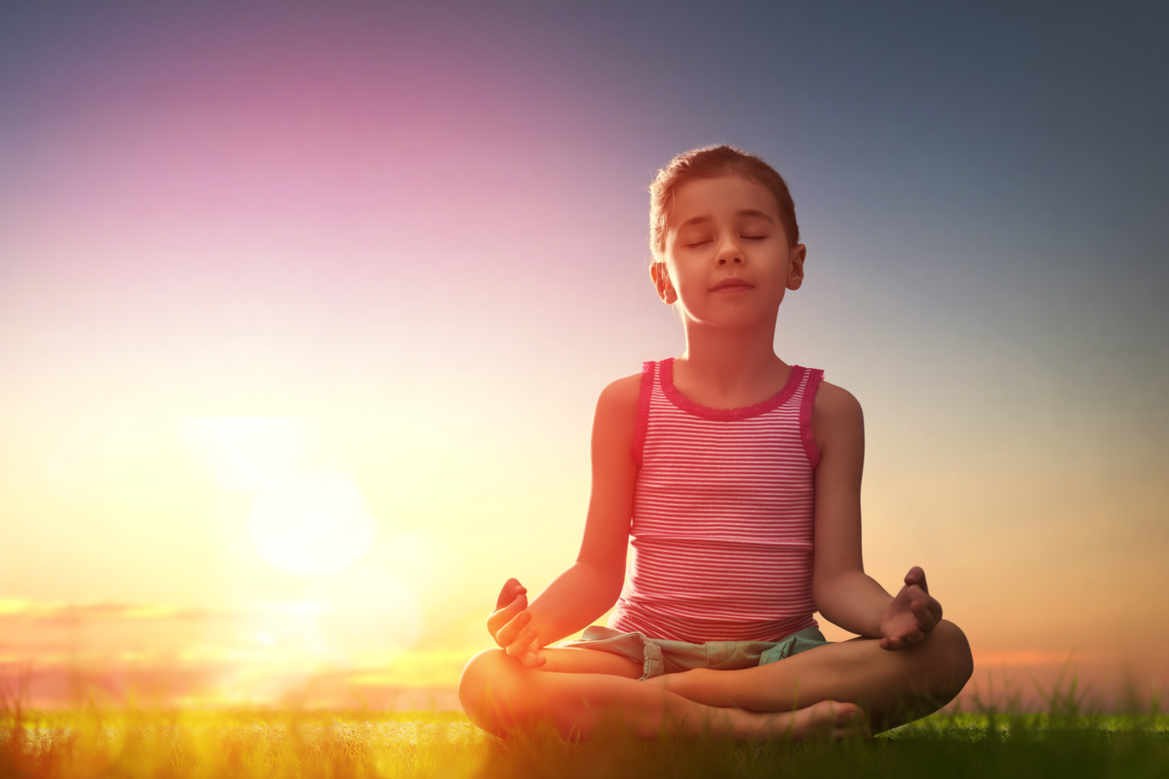 La pratique de la méditation va permettre cette pause nécessaire dans l’activité cognitive de l’enfant.
