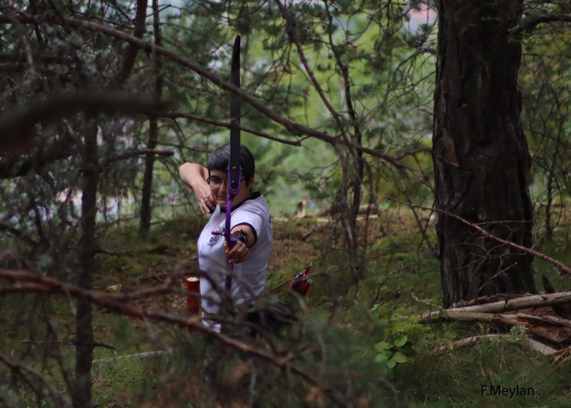 Morgane Lorétan ajuste une cible dans la forêt des Agettes.