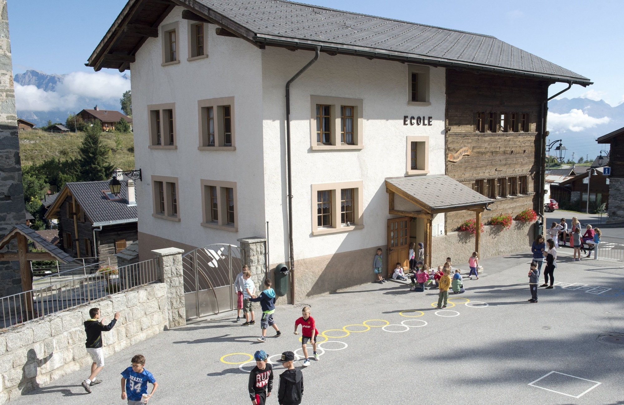 La situation semble apaisée du côté de l'école de Nax.