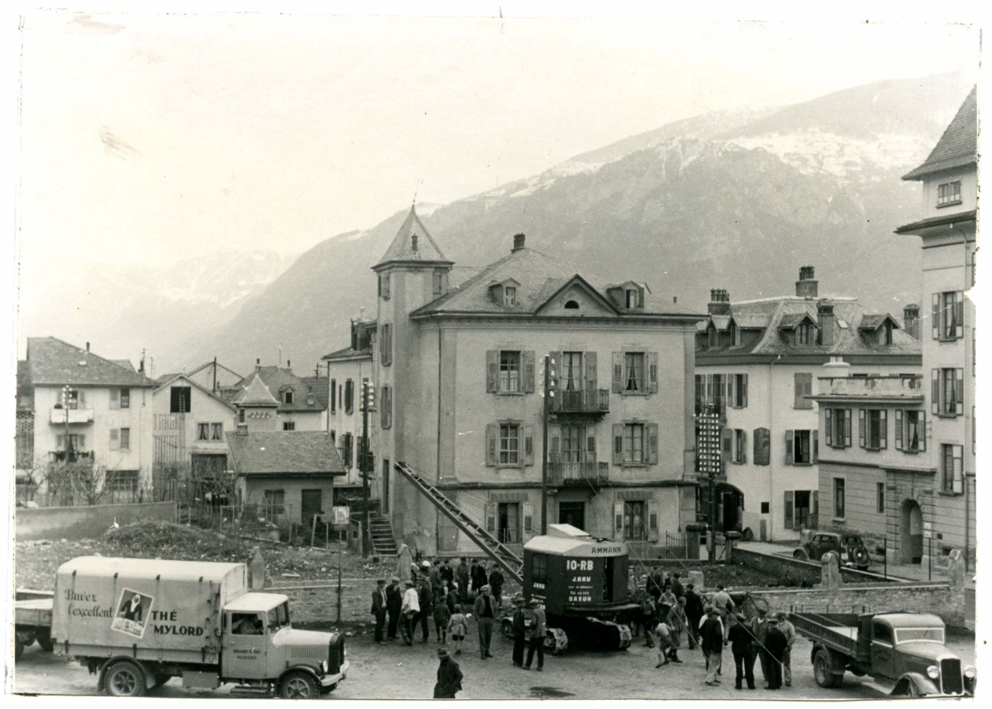 En 1937, l'arrivée d'une pelle mécanique sur un chantier de la Place du Midi a suscité l'indignation des ouvriers.