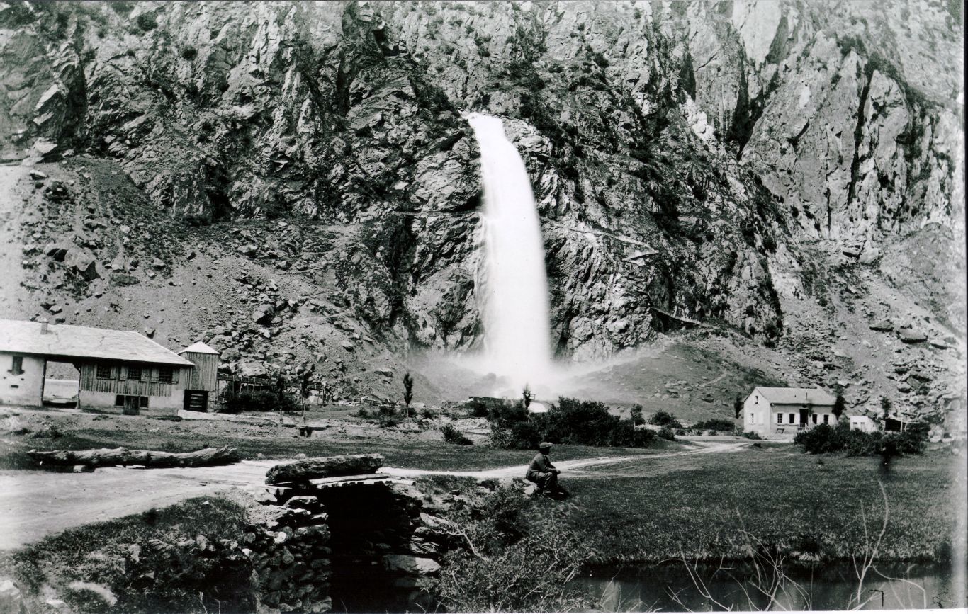 La Pissevache en 1885, avec à son pied le moulin désaffecté de Joseph Pache.