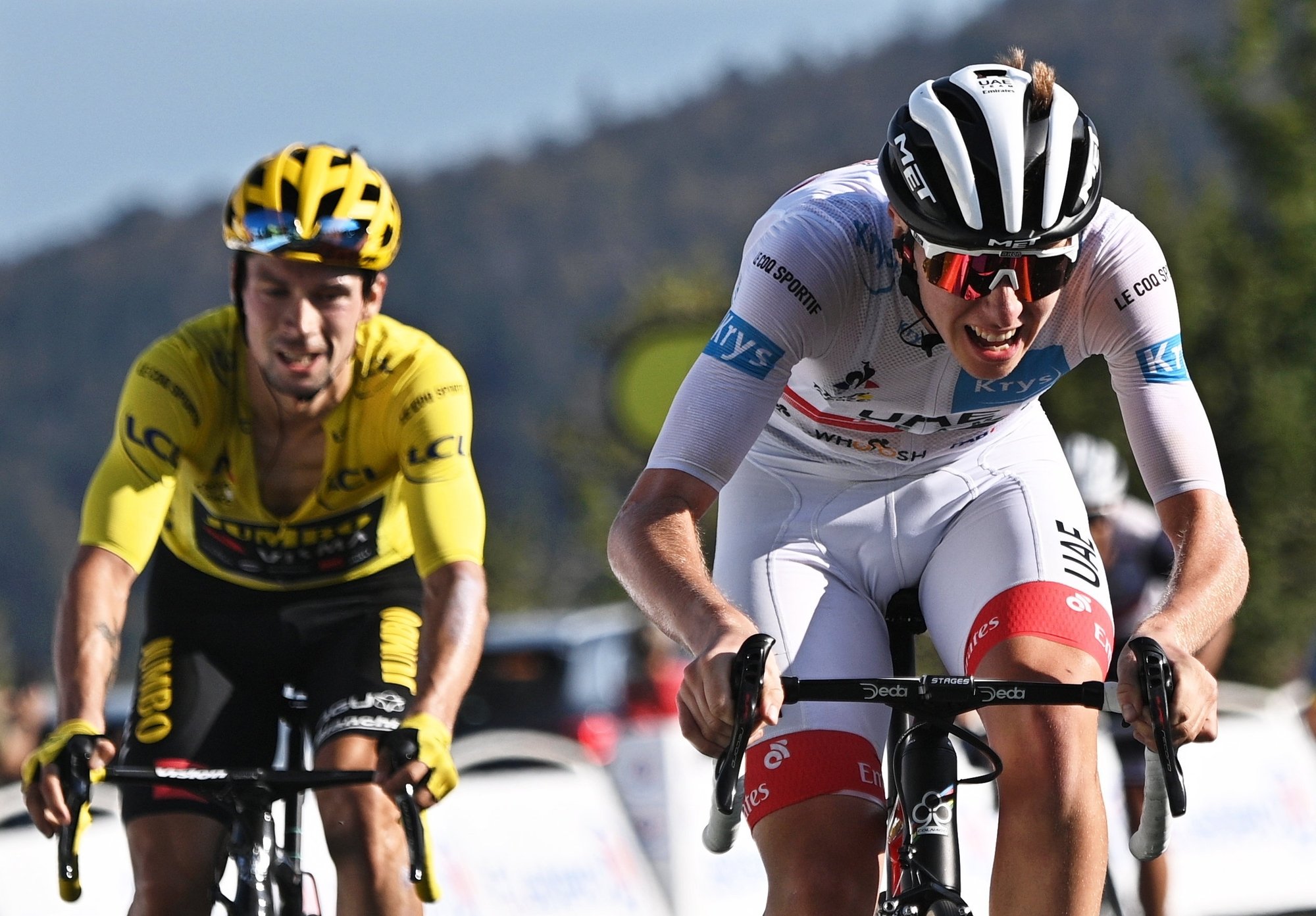 Tadej Pogacar (à droite) a pu reprendre quatre secondes à Primoz Roglic au gré des bonifications à l'arrivée.