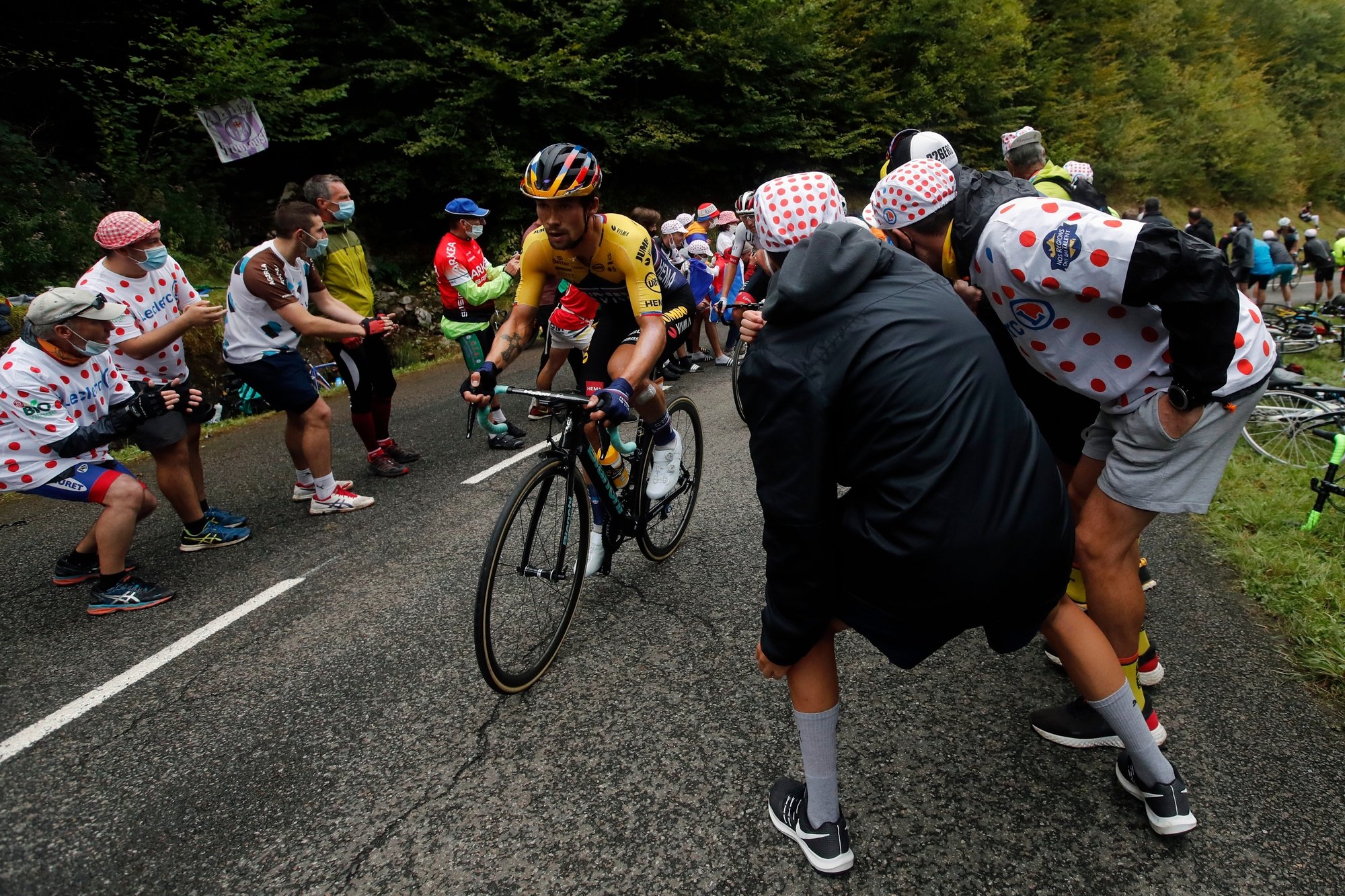 Primoz Roglic a pris le maillot jaune sans être encore passé à l'attaque, sinon pour les bonifications.