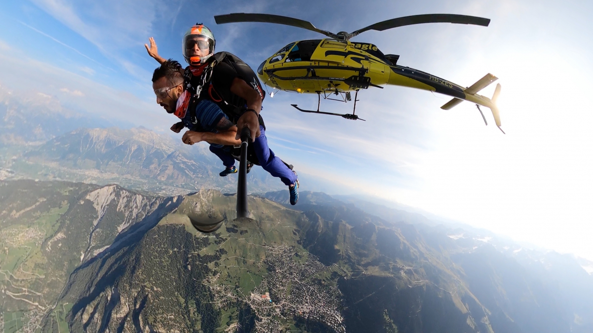 Les sauts en parachute en tandem ont toujours la cote, comme ici au-dessus de Verbier.