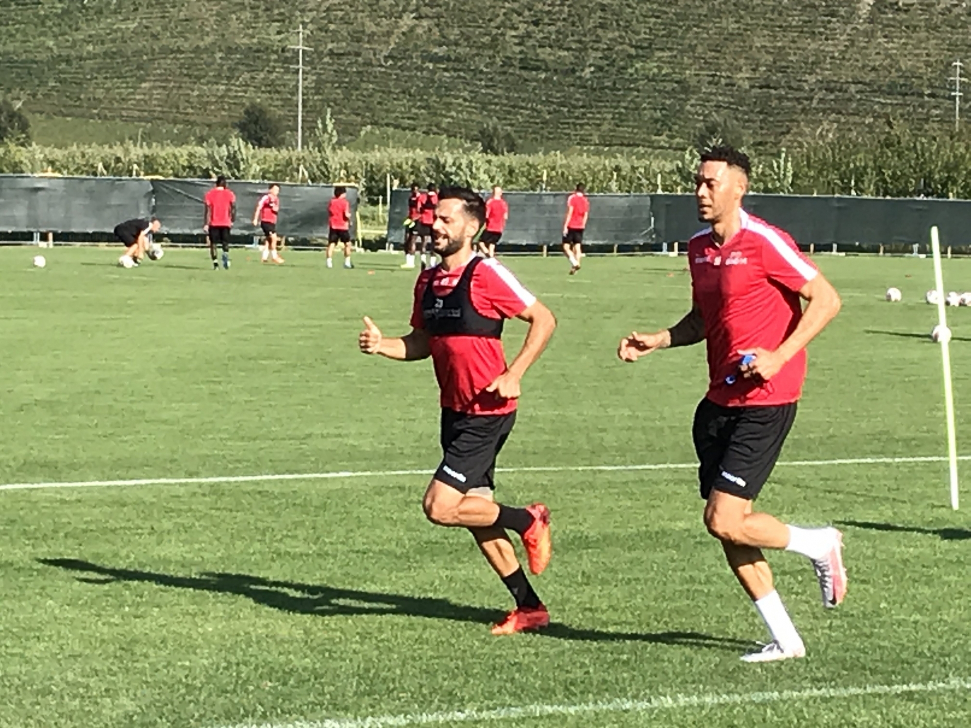 Matteo Tosetti et Guillaume Hoarau lors de leur premier entraînement sous les couleurs du FC Sion vendredi après-midi à Riddes. 