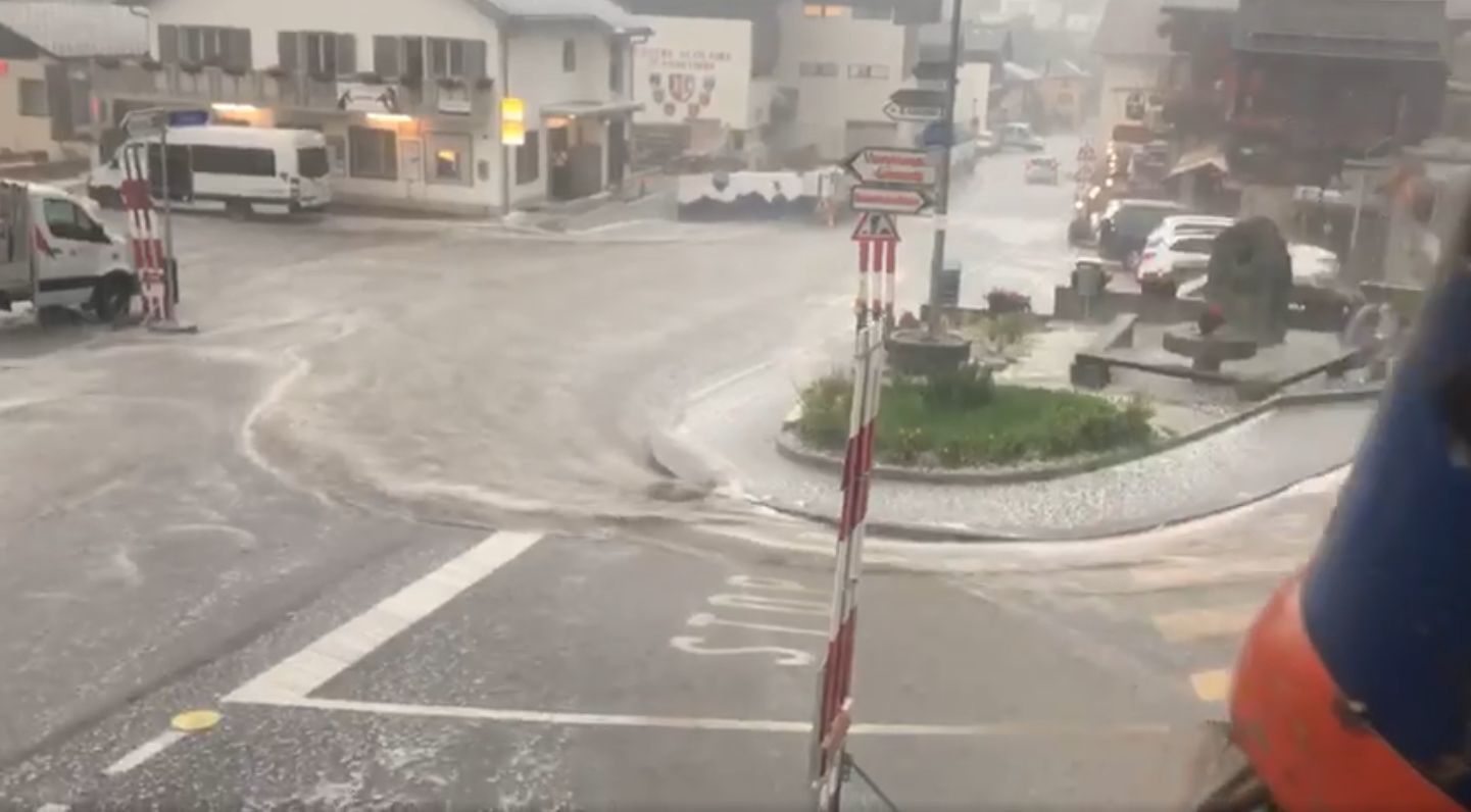 Très violent, l'orage de pluie et de grêle a inondé le centre de Vissoie.