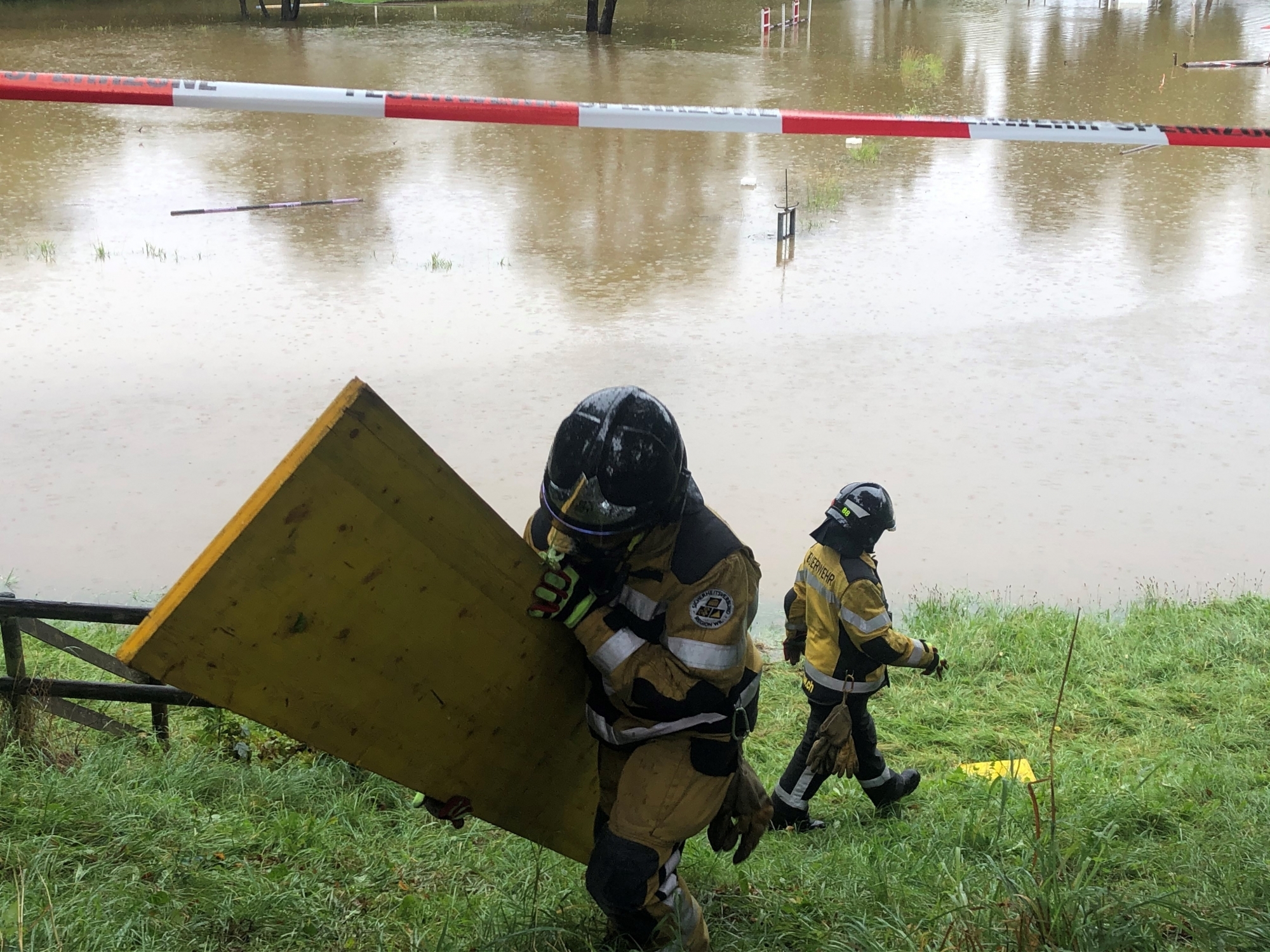 Les pompiers ont réduit le débit de l'eau grâce à des planches.