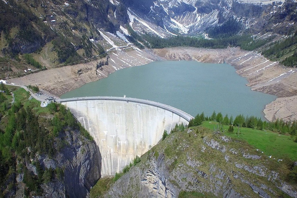Le barrage du Rawyl a été mis en service en 1957. Il est sur les communes d'Icogne et d'Ayent et on y accède depuis cette dernière.