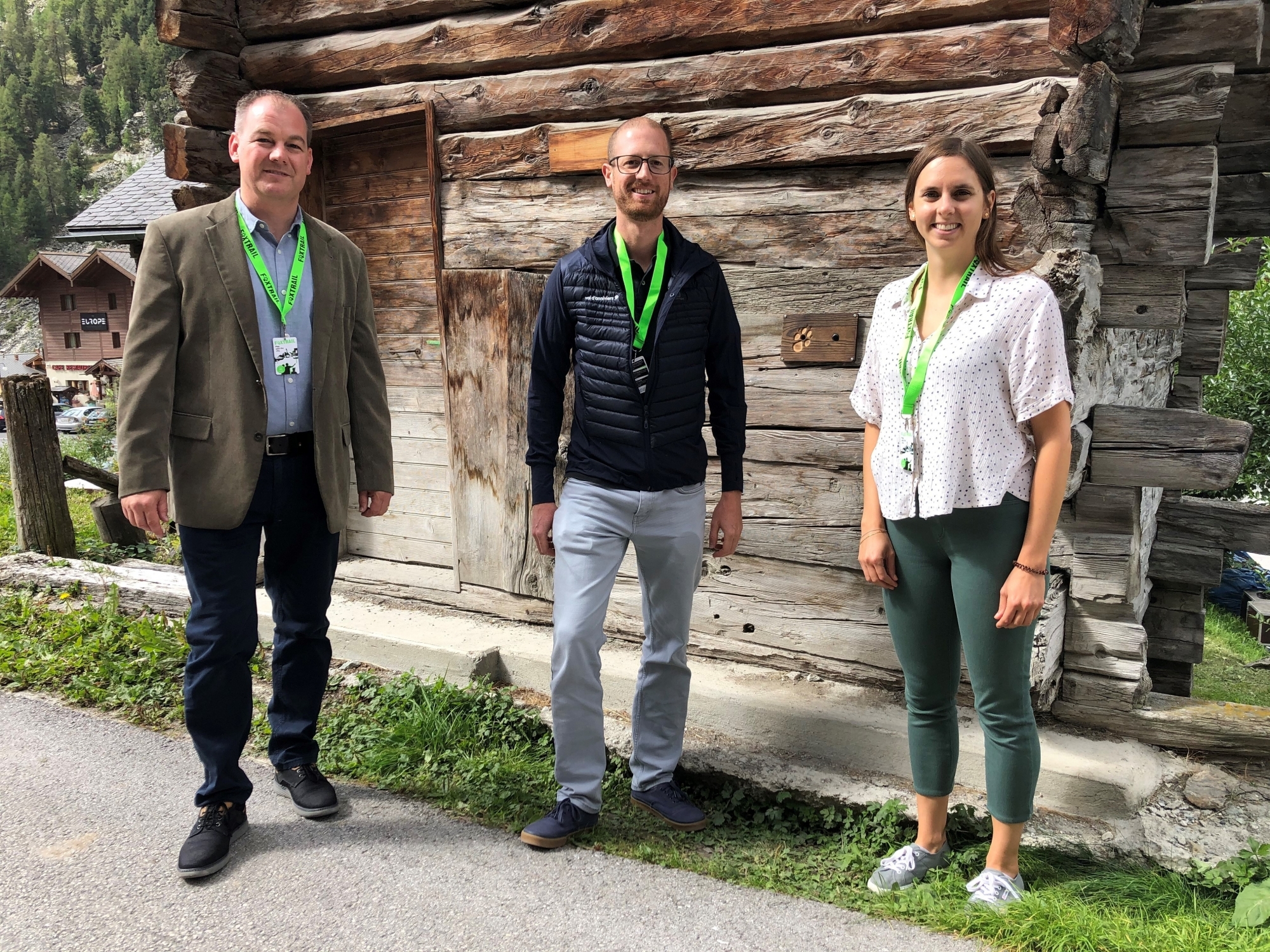 Camille Härdi et Filip Flüeler, représentants de Foxtrail, ont inauguré leur nouveau parcours à Zinal en compagnie de Michaël Moret (au centre), directeur d’Anniviers Tourisme.